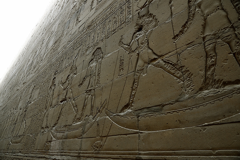 26 MAK_6297.jpg - Il dio Seth, rappresentato in forma di ippopotamo piccolissimo, trafitto dalla lancia di Horus (identificato col Faraone), a rappresentare la vittoria definitiva sul caos.